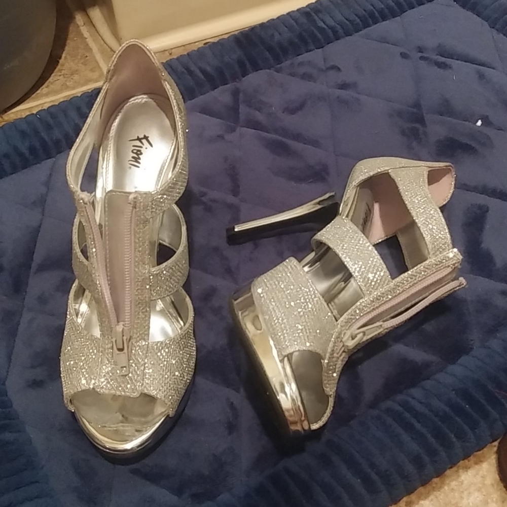Silver pumps